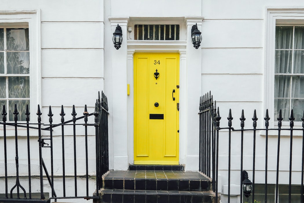 żółte drzwi wejściowe