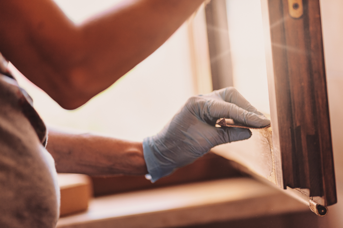 naprawianie okna drewnianego
