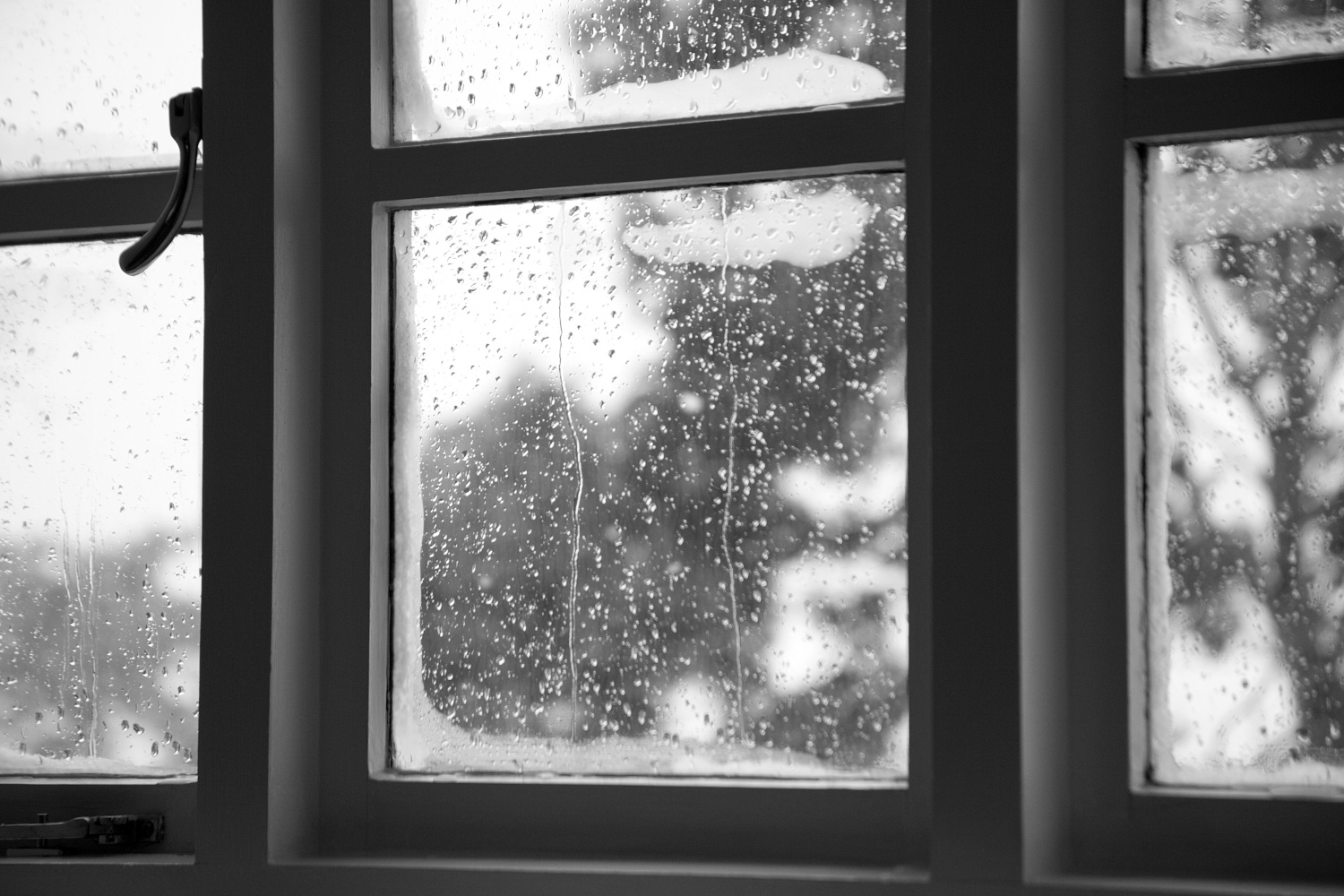 Stop condensation on aluminium window frames
