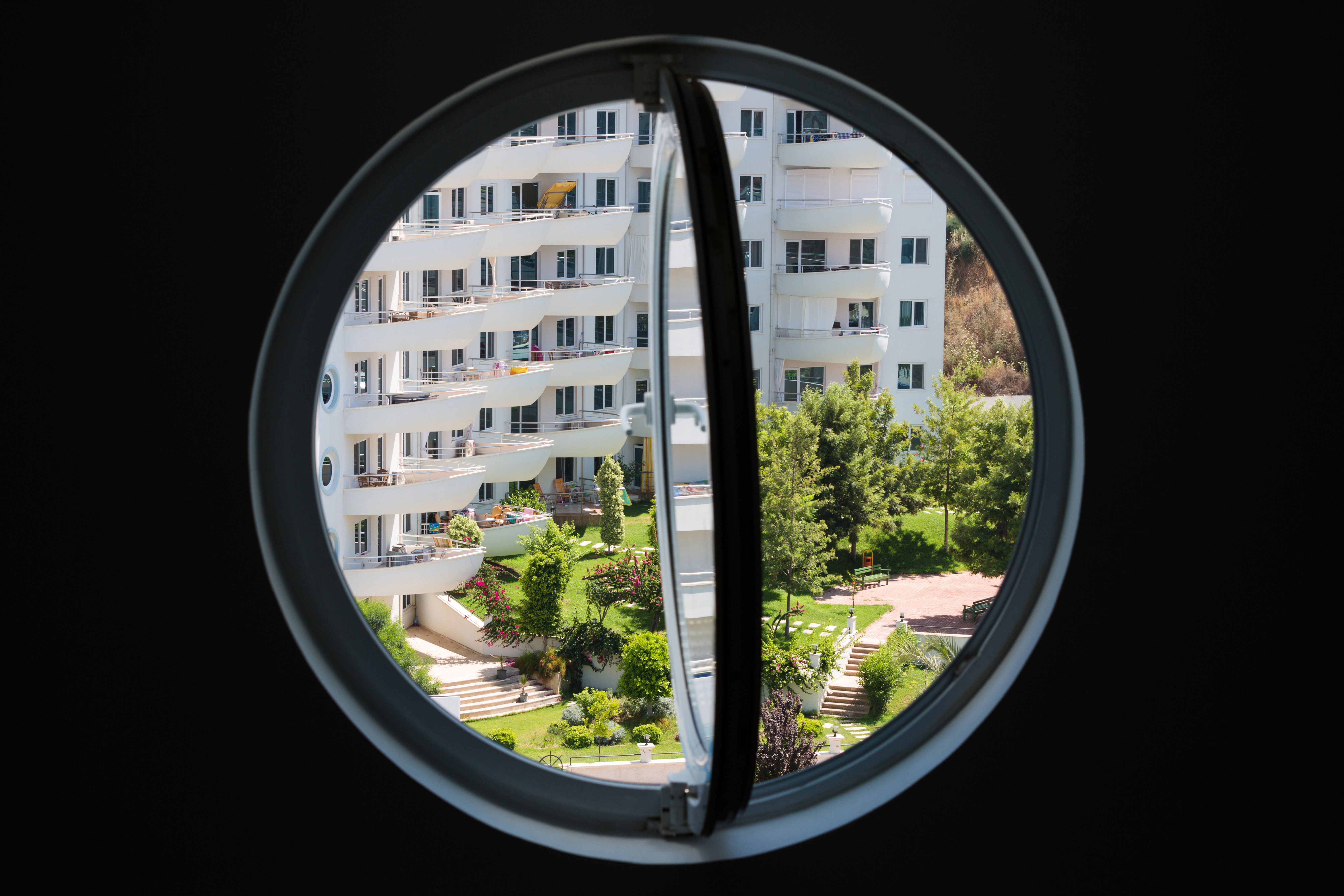 Round pivot window