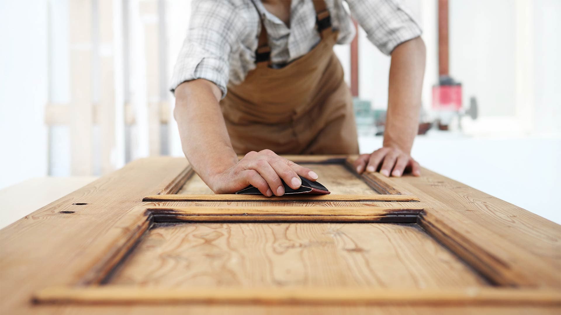 comment réparer une porte en bois