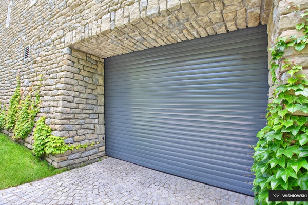 Jak zamontować bramę garażową roletową?