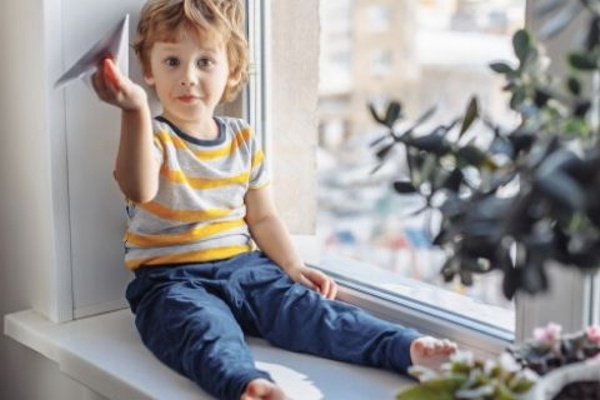 Jak zabezpieczyć okna i drzwi przed dziećmi?