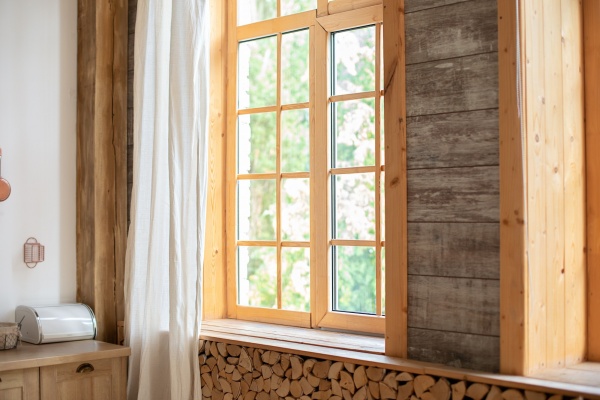 Okno drewniane z jedną szybą – czy warto?